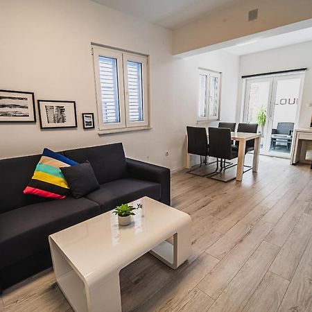 Downtown Park Apartments With Balcony 보디체 외부 사진