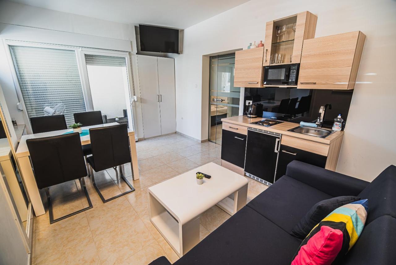 Downtown Park Apartments With Balcony 보디체 외부 사진