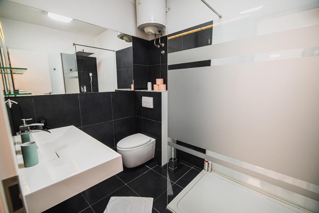 Downtown Park Apartments With Balcony 보디체 외부 사진