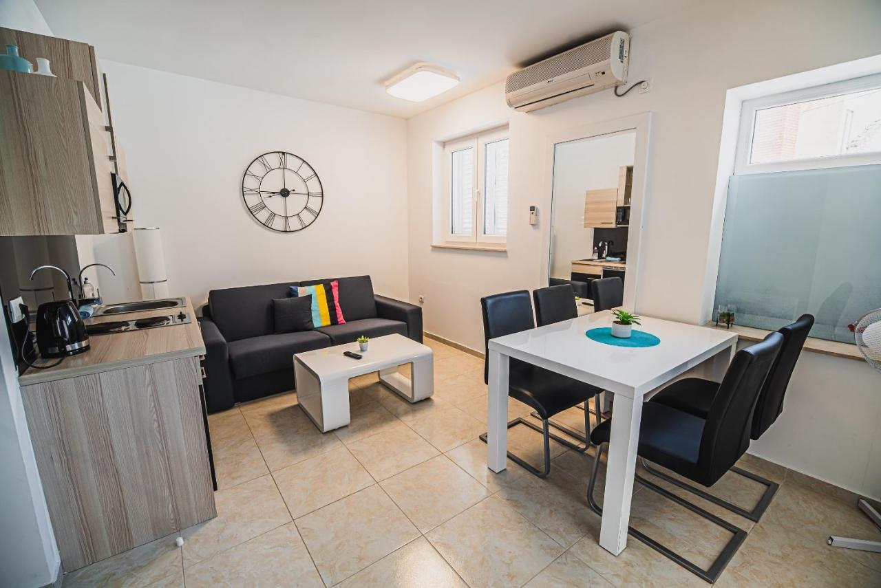 Downtown Park Apartments With Balcony 보디체 외부 사진