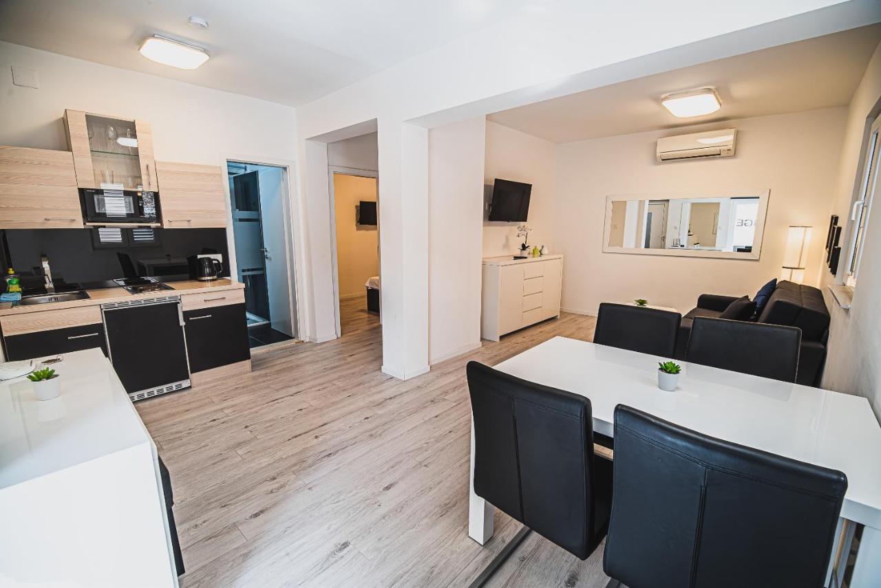 Downtown Park Apartments With Balcony 보디체 외부 사진