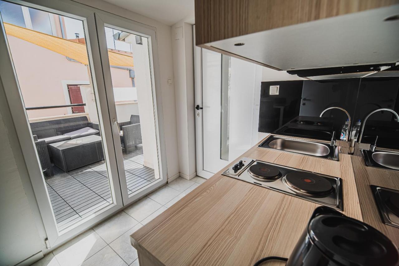 Downtown Park Apartments With Balcony 보디체 외부 사진
