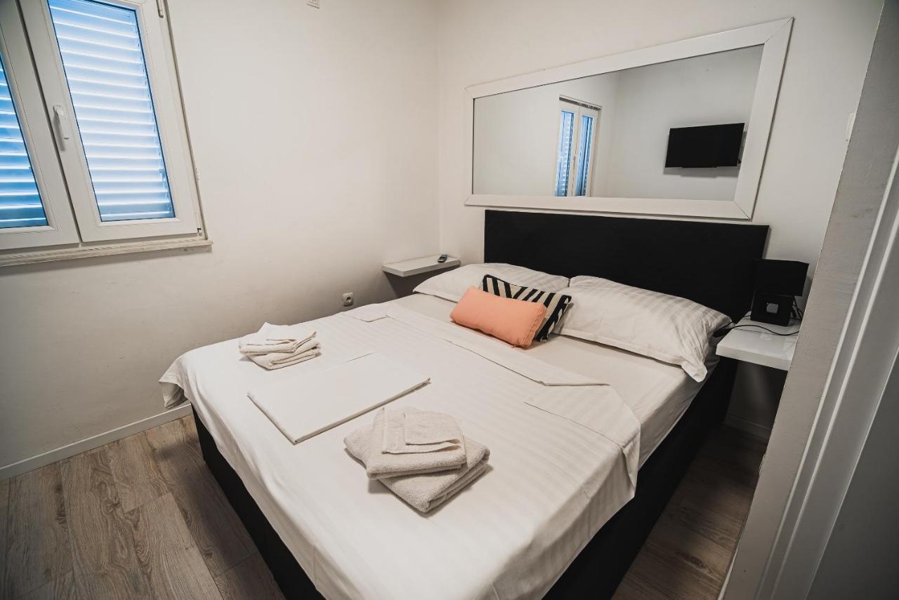 Downtown Park Apartments With Balcony 보디체 외부 사진
