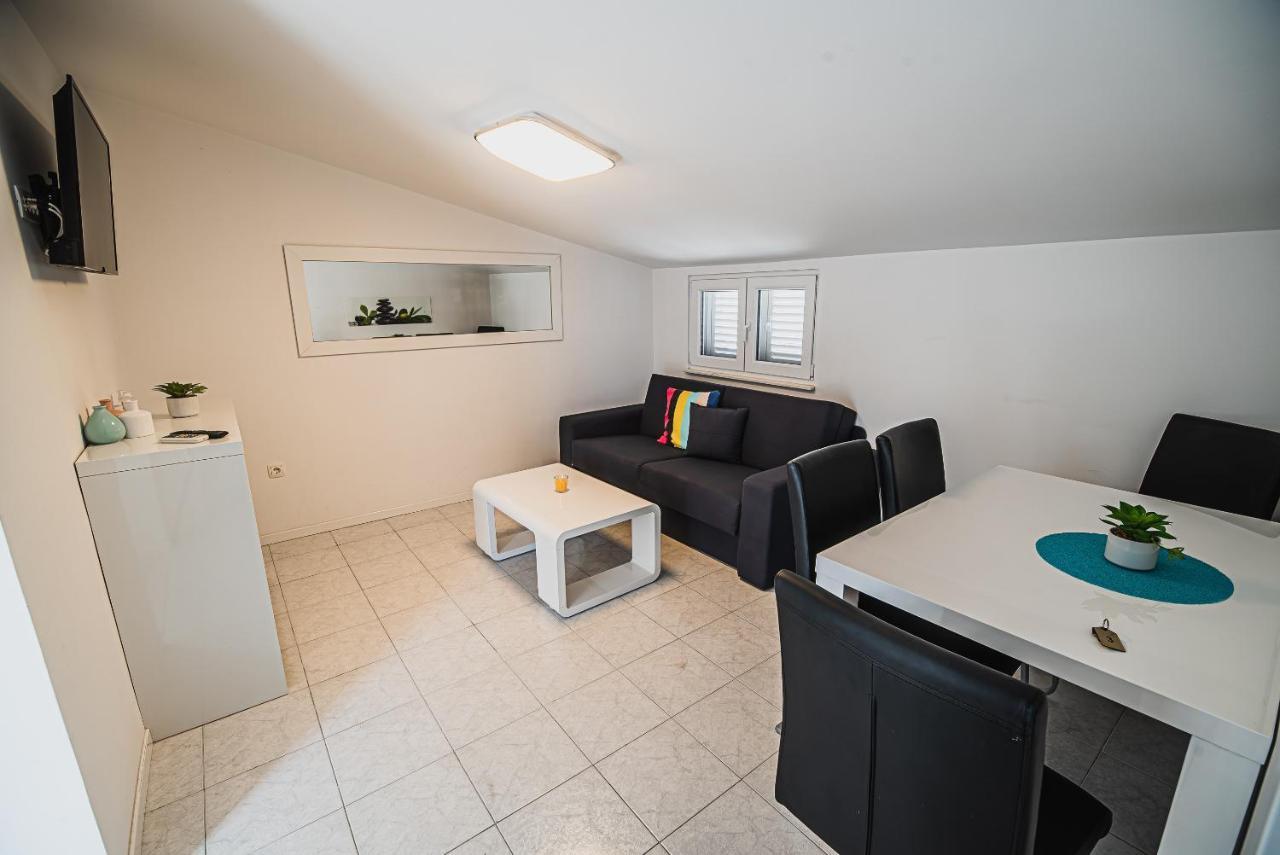 Downtown Park Apartments With Balcony 보디체 외부 사진