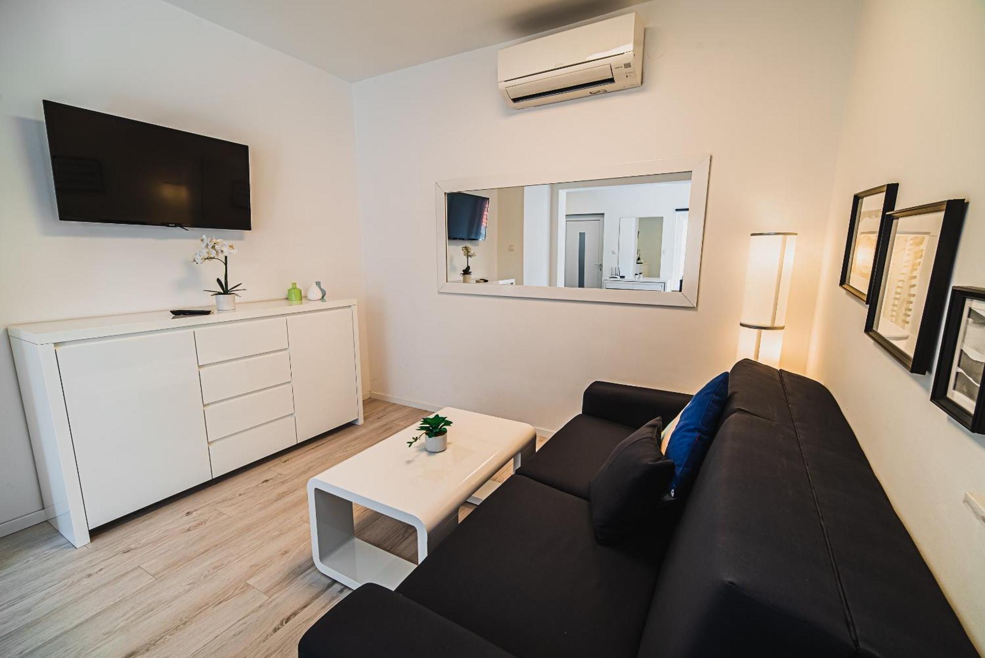 Downtown Park Apartments With Balcony 보디체 객실 사진